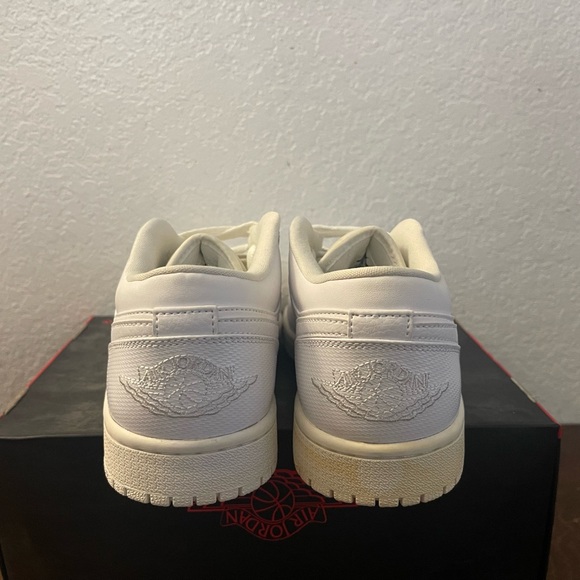 Air Jordan 1 Retro Low 'Triple White' 553558-102 Men's Size 8 - Picture 4 of 7